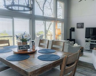The Little Red Barn w/ Spectacular Views & Less than 1 mile - Blue Ridge Parkway - Hillsville - Dining room