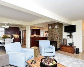 'Love on the Lake' Lakefront Updated Cottage - Hamilton - Living room