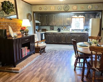 Peaceful Farmhouse Retreat — Close to Downtown Laurel - Laurel - Küche