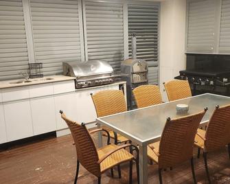 Chevron Island Holiday Home Surfers Paradise Gold Coast - Cedar Creek, Gold Coast - Comedor