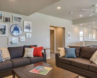 Desert Family Fun! Resort Pool+ 2 Huge Family Rooms, Airhockey, Scooters - Washington - Living room