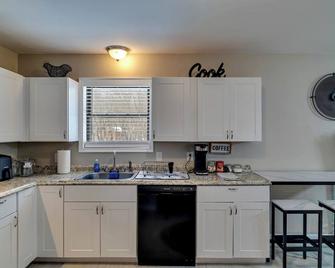 Charming 3-bedroom farmhouse in Long Pond with WiFi, AC, karaoke, and huge deck. - Long Pond - Cocina