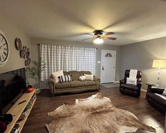 Cozy house close to TSU campus! - Stephenville - Wohnzimmer