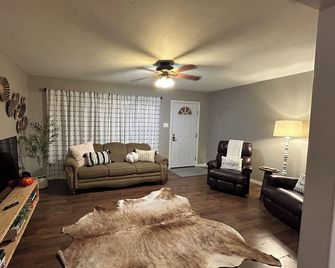 Cozy house close to TSU campus! - Stephenville - Sala de estar