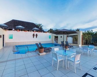 Trans Kalahari Inn - Windhoek - Piscina