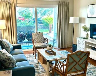 L3 downstairs two bedroom two bath beautiful view of live oaks close to playground and lake - Brunswick - Stue