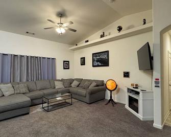 Charming 4-bedroom house with WiFi, fitness room in welcoming Madera - Madera - Sala de estar