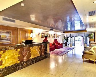 Pesaro Palace - ונציה - דלפק קבלה