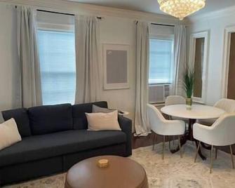 C&J Signature Stays Downtown Apartment - Morristown - Living room