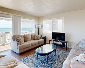 Charming, two-story home with deck, grill, and ocean views - Cayucos - Living room