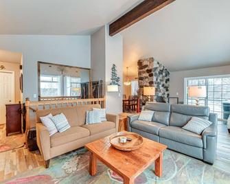 Spacious Kenai Vacation Rental with Lake Access! - Kenai - Living room
