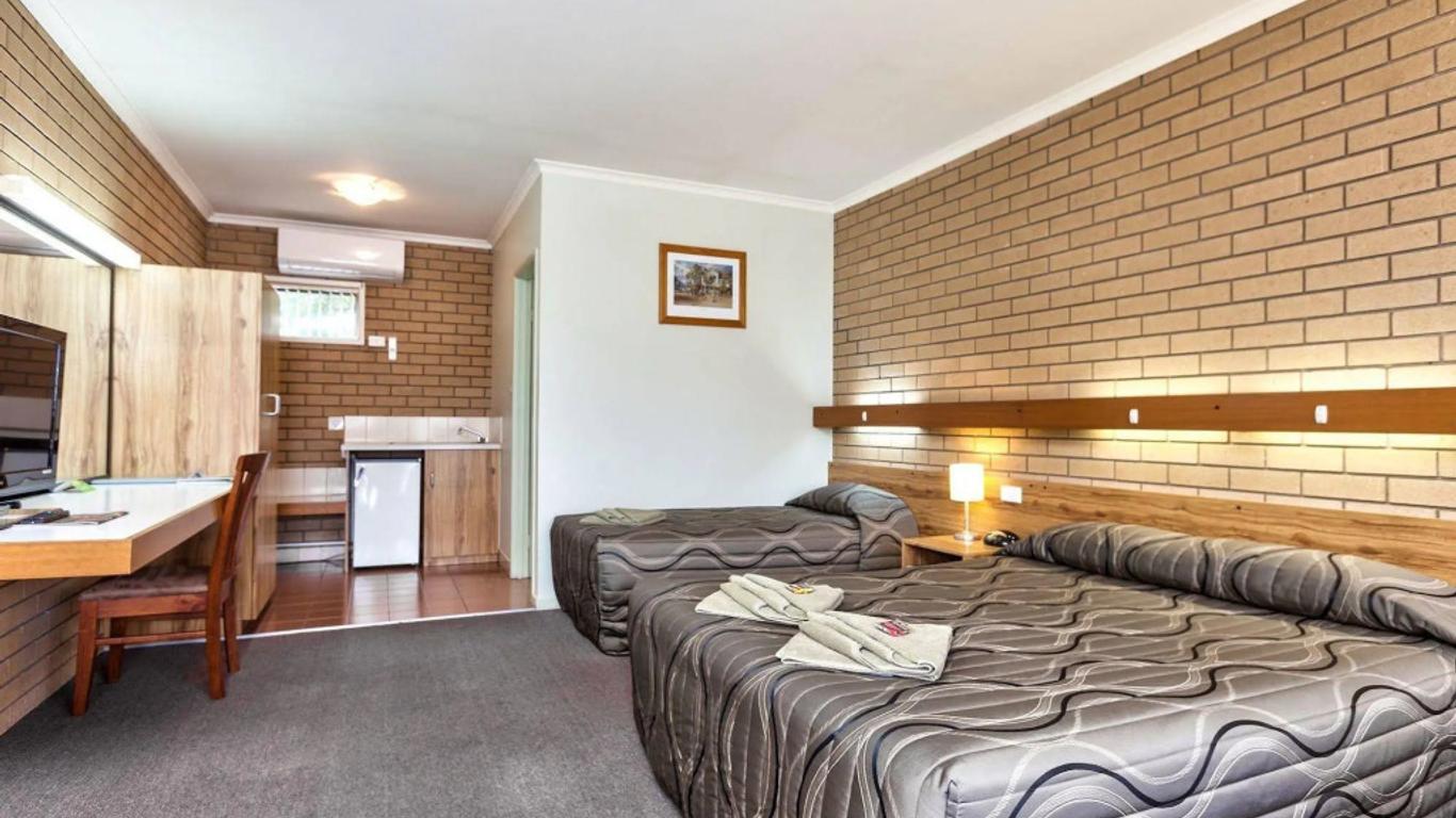 Holbrook Town Centre Motor Inn