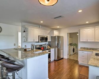 Marco Island Home with Pool Near Tigertail Beach! - Marco Island - Cocina