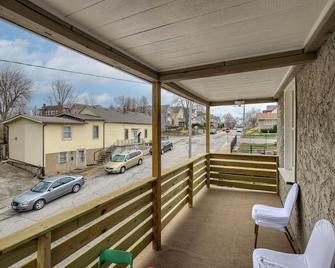 Spacious 4-bedroom house in Historic neighborhood, Pendleton Heights, WiFi - Kansas City - Balcony