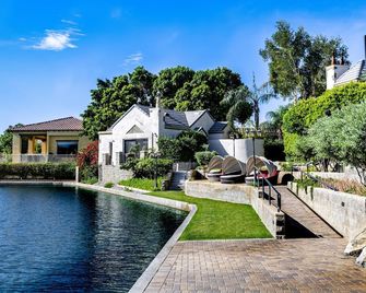 The Chateau At Lake La Quinta - La Quinta