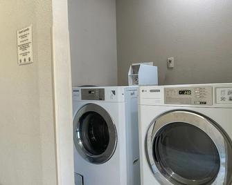 Classic Inn By OYO I- 240 Near Memphis Airport - Memphis - Fasilitas penatu