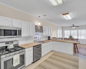 Bayshore Bungalow - Your Perfect Beachside Escape with Stunning Coastal Views - Keansburg - Kitchen