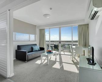 Lovely 1-bedroom in the Heart of Mackay w/ Pool - Mackay - Living room