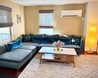 Historic Hudson Valley Farmhouse Loft in Stone Ridge Hamlet - Stone Ridge - Living room