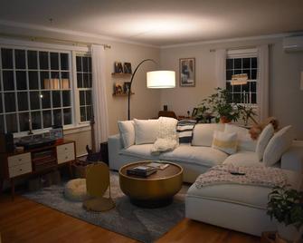 5-bedroom house- Minutes from Saratoga. Pet Friendly & Spacious - Clifton Park - Living room