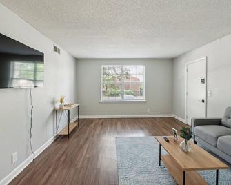 Brentwood A2 I Cozy & Comfy I 2bd I Free Parking - Nashville - Living room