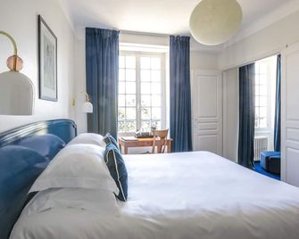 Hôtel Restaurant de la Poste et du Lion d'Or - Vezelay - Bedroom