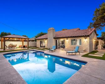 Newly remodeled, Clean and Cozy, with a Fun Factor - Thousand Palms - Pool