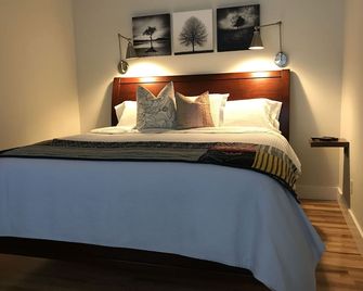 Park And Walk - Mayberry & Main - 'the Main Suite' - New Construction - Mount Airy - Bedroom