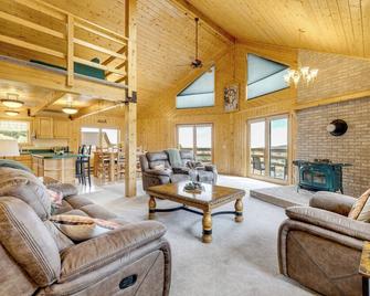 Walk To Sinks Canyon State Park Spacious - Lander - Living room