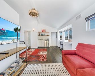 The White House with spa, bikes and steps to the beach and down town main street shops and dining - Huntington Beach - Living room
