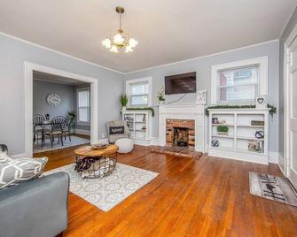The Woodside Guest House - Fayetteville - Living room