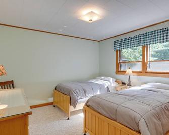 Eagle River Apartment with Private Dock and Fire Pit! - Eagle River - Bedroom