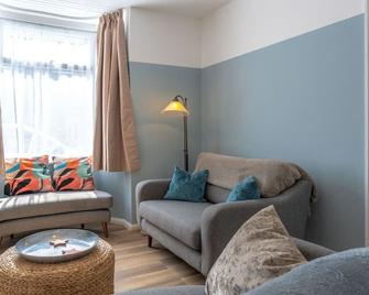 Cosy Blue Shells Cottage - 2bedrooms - Garden - 5mins beach - 1min Shell Grotto - Dover - Living room