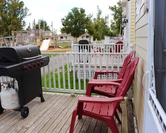 Shining Waters Cottages - Cavendish - Balcony