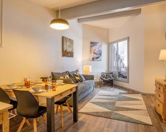 Lognan 6 - An Apartment That Sleeps 4 Guests In 1 Bedroom - Chamonix - Dining room