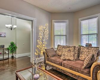 Bright Augusta Vacation Rental, 2 Mi to Riverwalk! - Augusta - Living room