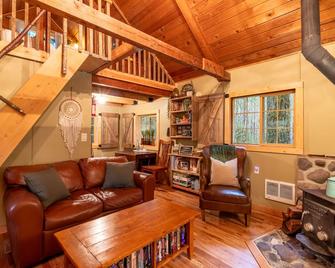 Woodland Retreat only 8mi to MRNP Nisqually Entrance! - Ashford - Living room
