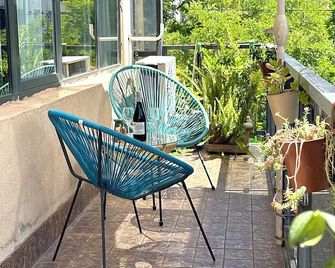 Cloudy Tbilisi Apartment - Tiflis - Balkon