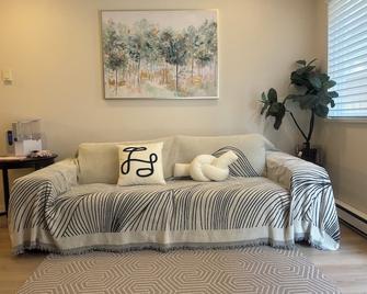 Coquitlam center, 2 bedroom suite, walking to skytrain - Port Coquitlam - Living room