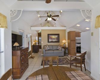 Great Location-walking distance to downtown; quiet; historical district - San Marcos - Living room