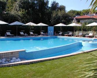 Hotel Bristol - Tirrenia - Pool
