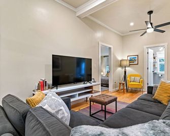Historic Gold Rush Cottage - Amazing Porch, Patio & Walk to Downtown - Grass Valley - Obývací pokoj
