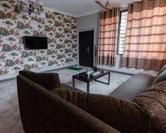 Jumik Homes enveloped in serenity and some quiet - Koforidua - Living room