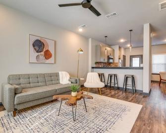 Newly Built Corner Hideaway 3 Mi to Texas A and M - College Station - Living room