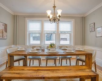 Brooklyn Gem 3 Blocks to Prospect Park - 3 King Beds 1 Queen, Free parking, - Brooklyn - Dining room