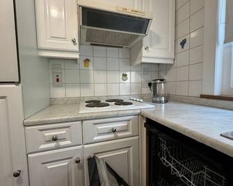 303 Upminster Road North - Rainham - Bucătărie