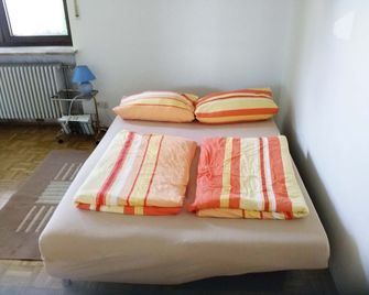 Ferienwohnung, 35 Qm Erdgeschoss, Kombinierter Wohn- Und Schlafraum - Bad Endorf - Schlafzimmer