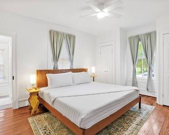 Cottonwood Cottage Spacious 1br Downtown - Wilmington - Bedroom