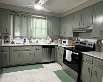 Relax & Unwind in a Charming 2BR Home with Golf Course Views! - Pontotoc - Cocina