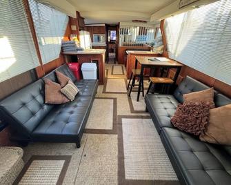3 Bedroom, 2 Bathroom, Stationary 60' [sixty ft] House Boat, Sleeps 6 - Chesterfield Township - Sala de estar